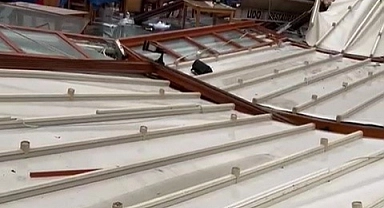 Büyükada’da şiddetli rüzgardan iki restoranın çatısı yıkıldı