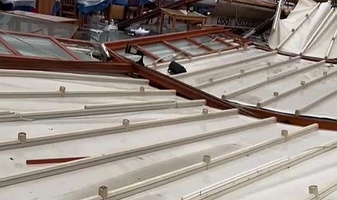 Büyükada’da şiddetli rüzgardan iki restoranın çatısı yıkıldı