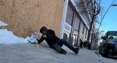Buz pistine dönen kaldırımlarda düşen yayalar gülümsetti