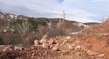 Çankırı’da heyelan köy yolunu ulaşıma kapattı