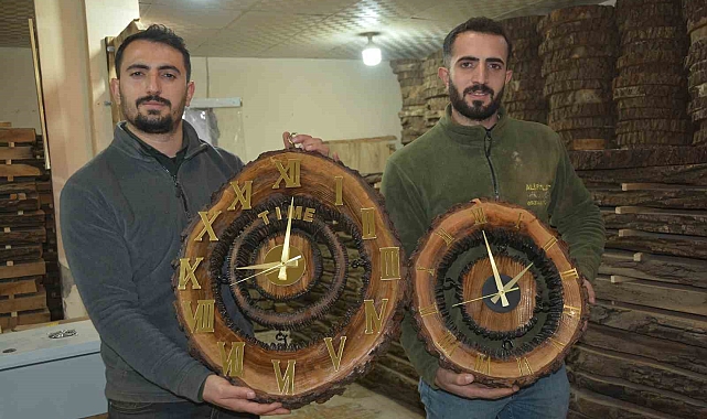 Ceviz ağaçlarının parçalarını süs eşyasına dönüştürüyorlar