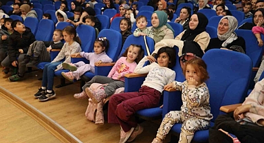 Çocuklar tiyatro oyunuyla eğlendi