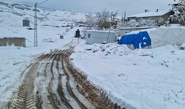 Darende'de vatandaşlar mahalle içi yolları kendi imkanlarıyla temizledi