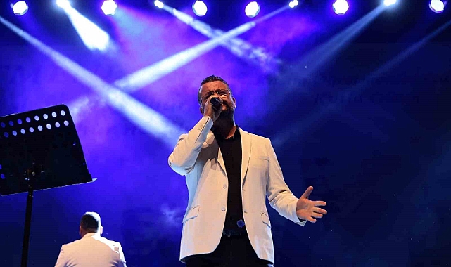 Denizli Büyükşehirden öğretmenlere özel konser ve defile