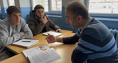 Depremzede öğretmenin eğitim azmi