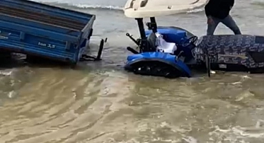 Dere yatağı derinleşti, mahsur kalan traktör iş makinesiyle çıkarıldı
