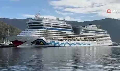 Dev yolcu gemisi Marmaris'e demir attı