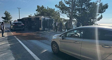 Devrilen tırın sürücüsü yaralandı