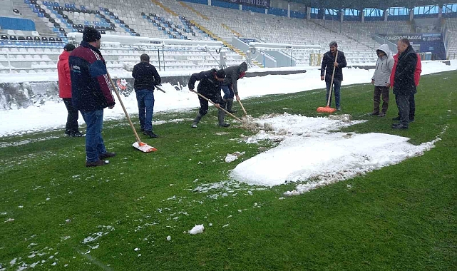 Dışarısı bembeyaz kar, içerisi yemyeşil bir saha