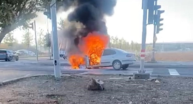 Diyarbakır’da seyir halindeki otomobil alev topuna döndü