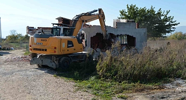 Doğanevler’de kaçak 3 yapı yıkıldı