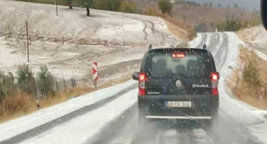 Dolu yağışı yolu beyaza bürüdü