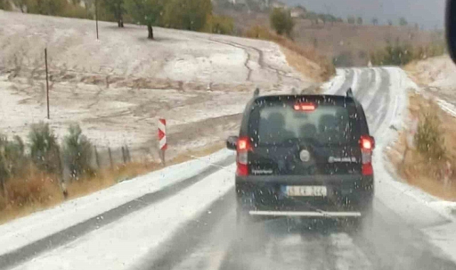 Dolu yağışı yolu beyaza bürüdü