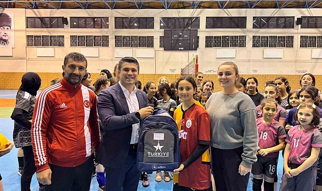 Dönmez'den hem moral hem hediye
