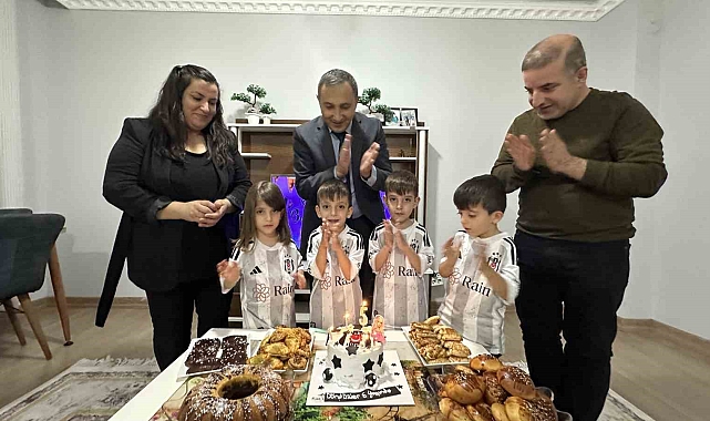 Dördüzlere doğum günü sürprizi