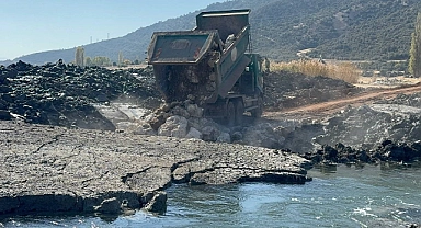 Eğirdir Gölü’nde oluşan düdenler iş makineleriyle kapatılıyor