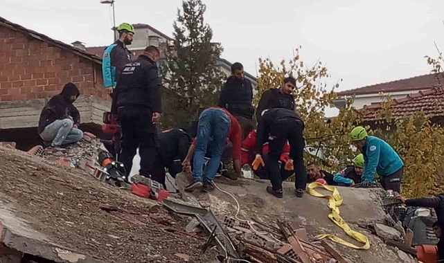 Enkaz altında kalan kepçe operatörünü kurtarma çalışmaları devam ediyor