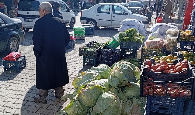 ERCİŞ BELEDİYESİ ZABITA EKİPLERİ KALDIRIM İŞGALİNE GEÇİT VERMİYOR
