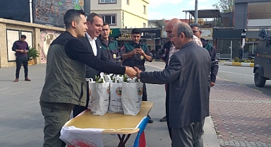 Erzin’de vatandaşlara fidan dağıtıldı