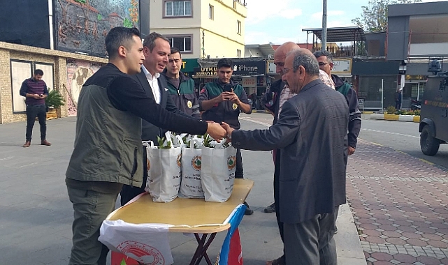 Erzin’de vatandaşlara fidan dağıtıldı