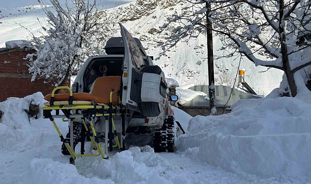 Erzincan'da karlı yolları aşan sağlık ekipleri yaşlı hastanın imdadına Hızır gibi yetişti