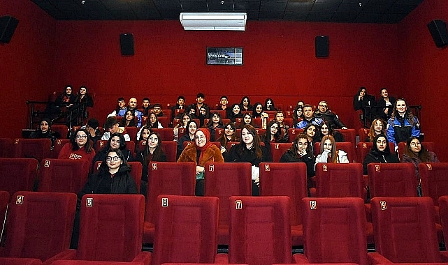 Erzincan'da Polis öğrencilere sinema etkinliği düzenledi