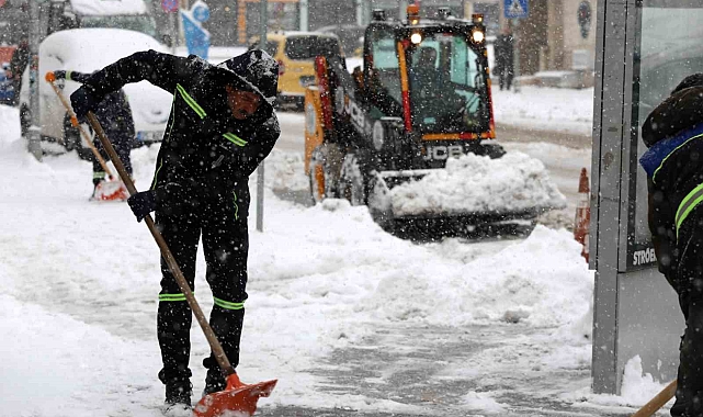 Erzurum Büyükşehir Belediyesinin kar timleri iş başında