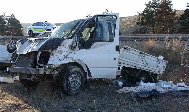 Erzurum'da balık yüklü kamyonet kaza yaptı, otoyol balık pazarına döndü