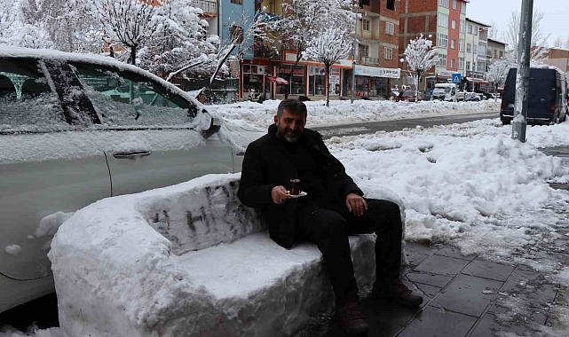 Erzurum'da  esnaf kardan adam yerine kardan koltuk yaptı