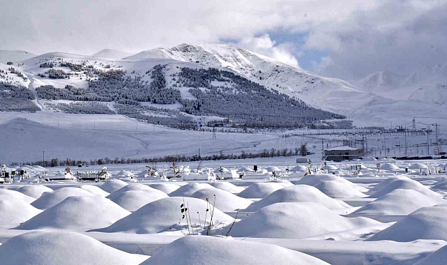 Erzurum'da kar esareti! bin 133 yerleşimin yolu trafiğe kapandı