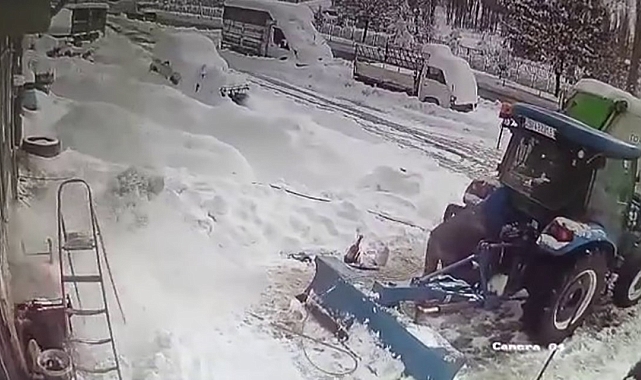 Erzurum'da kar kütlesi adamın üzerine düştü