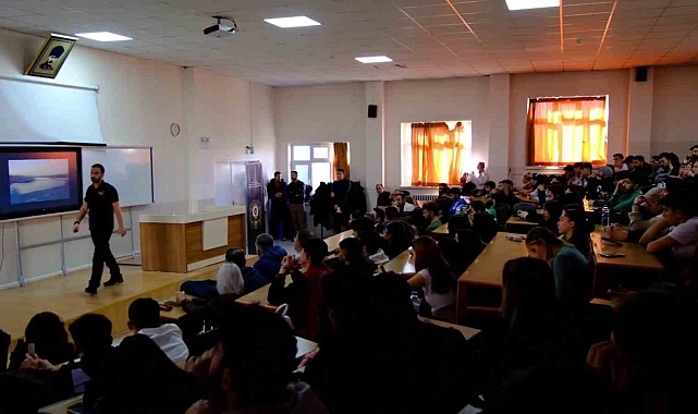 Erzurum'da polis üniversite öğrencilerine terör örgütleri konusunda bilgilendiriyor