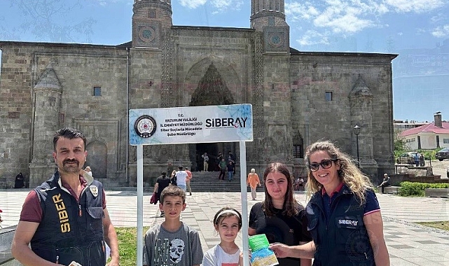 Erzurum'da polis vatandaşları siber suçlarla ilgili bilgilendiriliyor