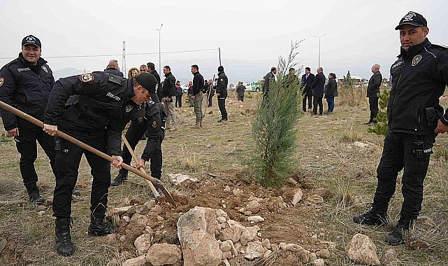 Geleceğe Nefes, İnsanlığa Nefes projesi iIe Iğdır'da binlerce fidan toprakla buluştu