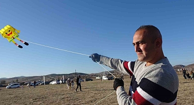 Gökyüzü rengarenk uçurtmalarla doldu