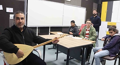 Görmediği öğrencilerinin gönlüne ’sazının teliyle’ dokunuyor