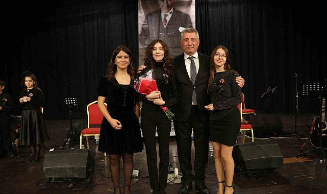 Güzelbahçeli gençler Atatürk için söyledi
