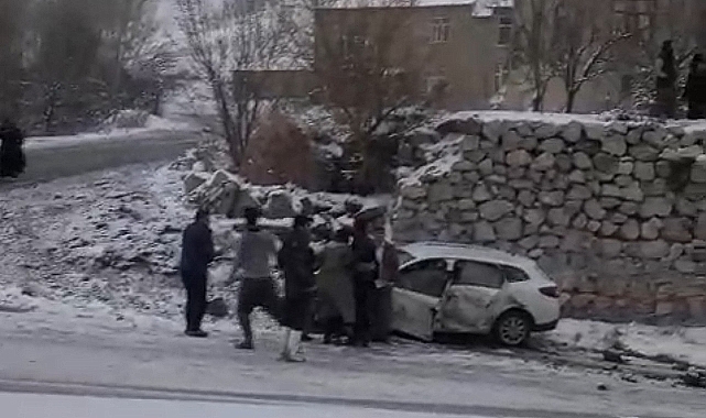 Hakkari'de iki araç kafa kafaya çarpıştı: 4 yaralı