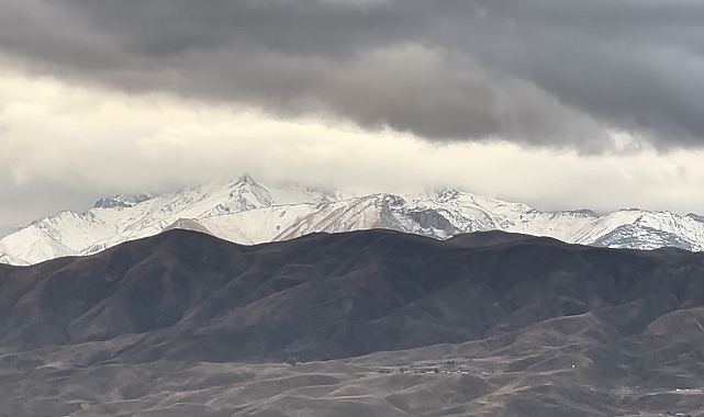 Hakkari İkiyaka Dağları beyaza büründü