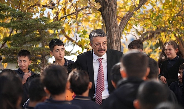Hakkari Valisi Ali Çelik: "Okuma alışkanlığı bir yaşam şeklidir"