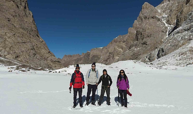 Hakkari'de 20 bin yıllık buzul bölgesinde muhteşem manzaralar oluştu