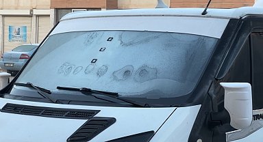 Hakkari'nin Yüksekova ilçesinde araçların camları buz tuttu