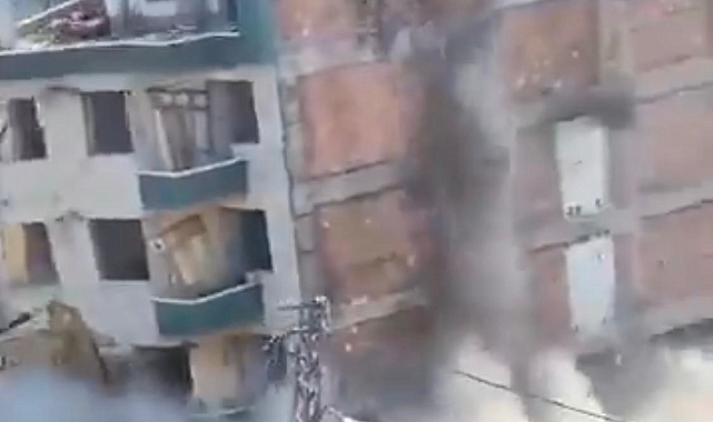 Hasarlı bina yıkım esnasında iş makinesinin üzerine çöktü