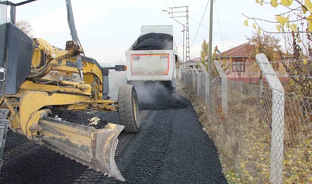 Iğdır’da köy yollarında asfalt çalışmaları sürüyor