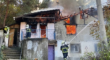 İki katlı ev alev alev yandı, yangın ormana sıçramadan söndürüldü