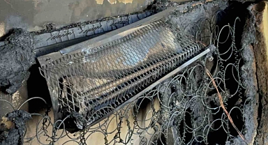 Isınmak için çalıştırdıkları elektrikli soba, evi yaktı