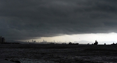 İstanbul’a kara bulutlar ile yağmurun gelişi görüntülendi