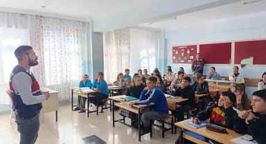 Jandarmadan 141 öğrenci ve 8 öğretmene siber farkındalık eğitimi