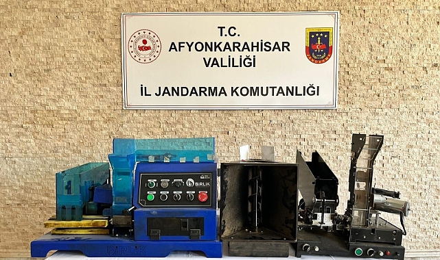Kaçak makaron dolumu yapan makineleri satmaya çalışırken jandarmaya yakalandılar