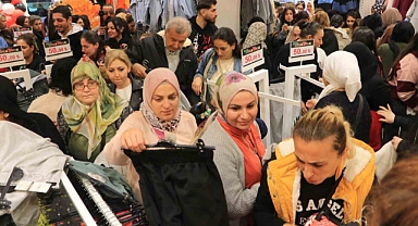 Kadınların kıyafet kapma yarışı kamerada